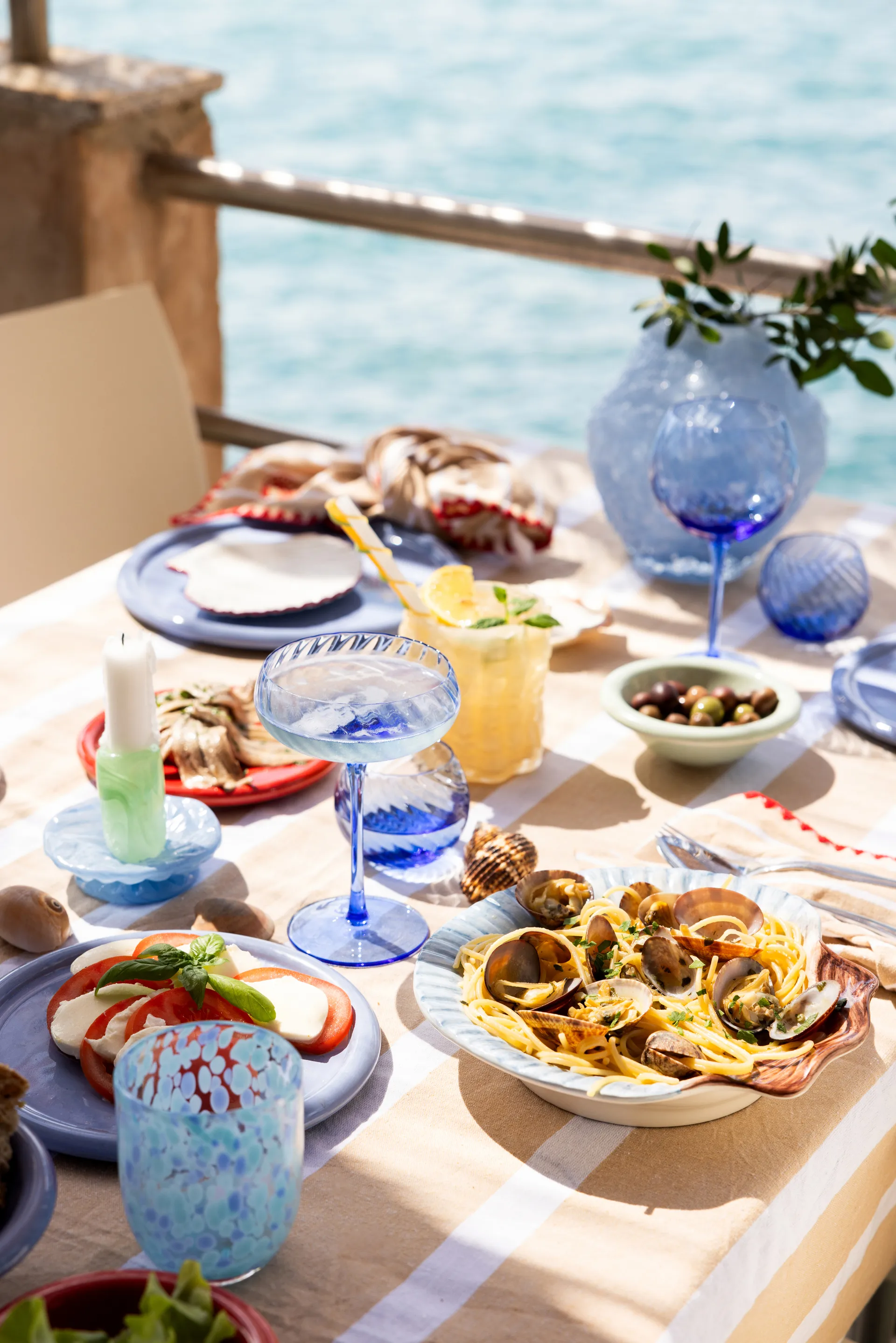 Armona Teller 23,5x23,5 cm, Hellblau Byon