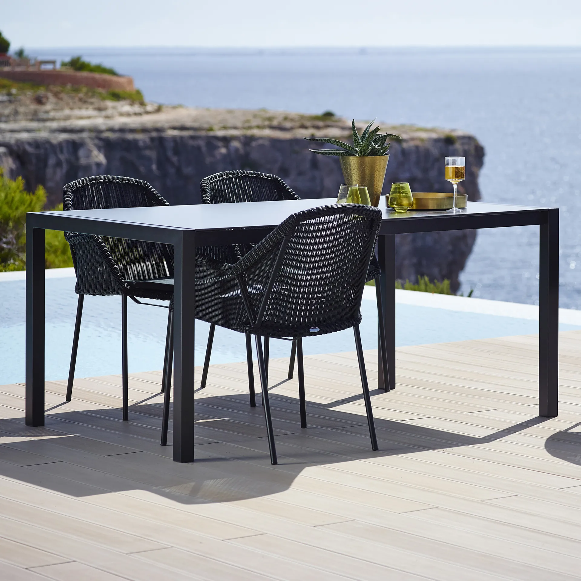 Breeze stapelbarer Armlehnstuhl Weave, Black Cane-line