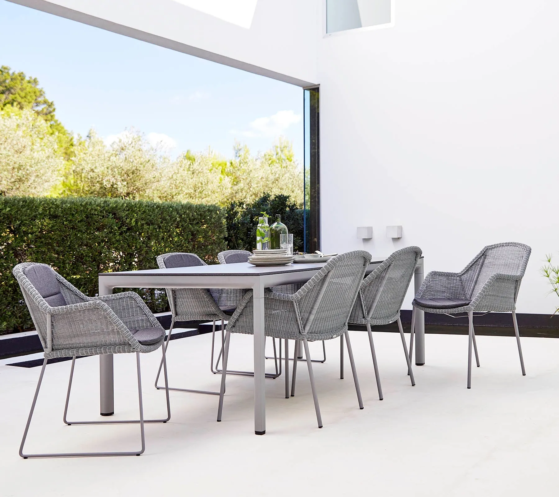 Breeze stapelbarer Armlehnstuhl Weave, Taupe Cane-line