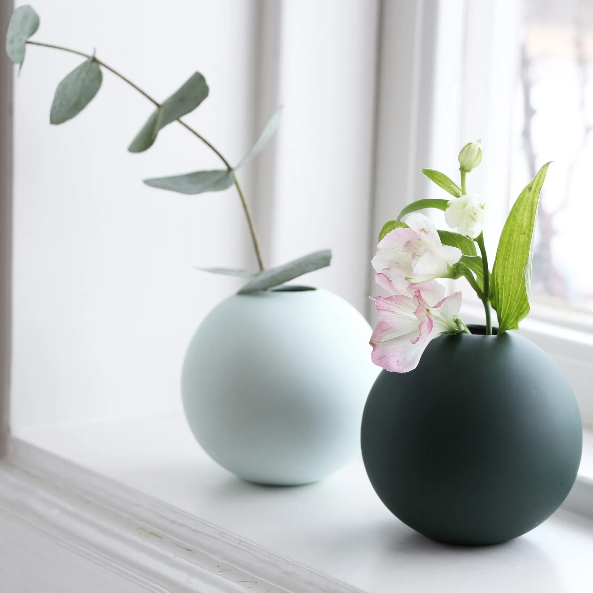 Ball Vase dark green, 8cm Cooee Design
