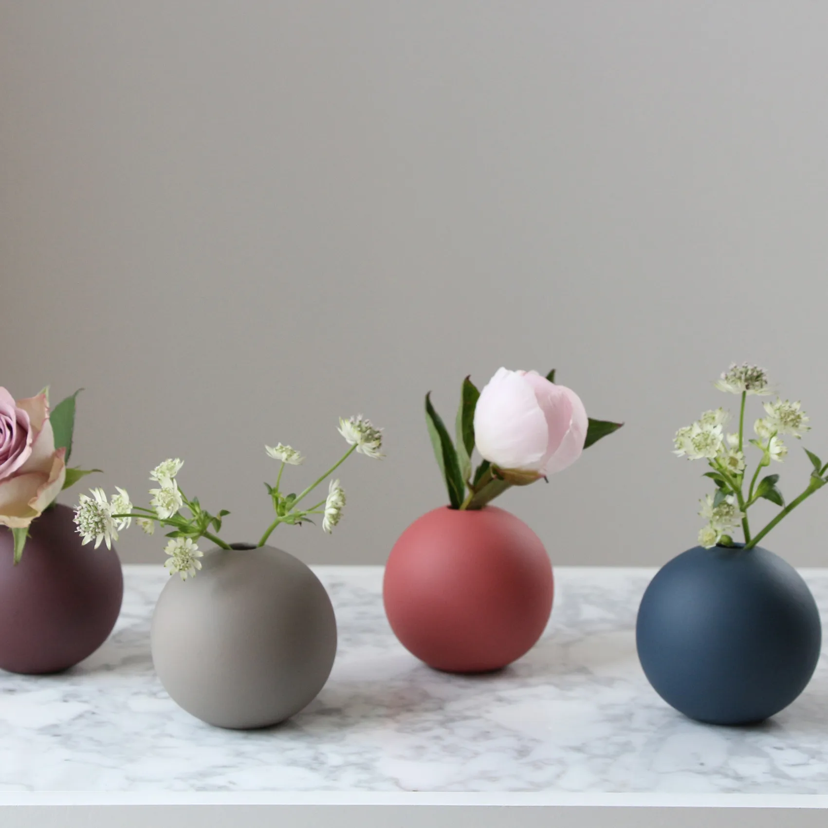 Ball Vase midnight blue, 8cm Cooee Design