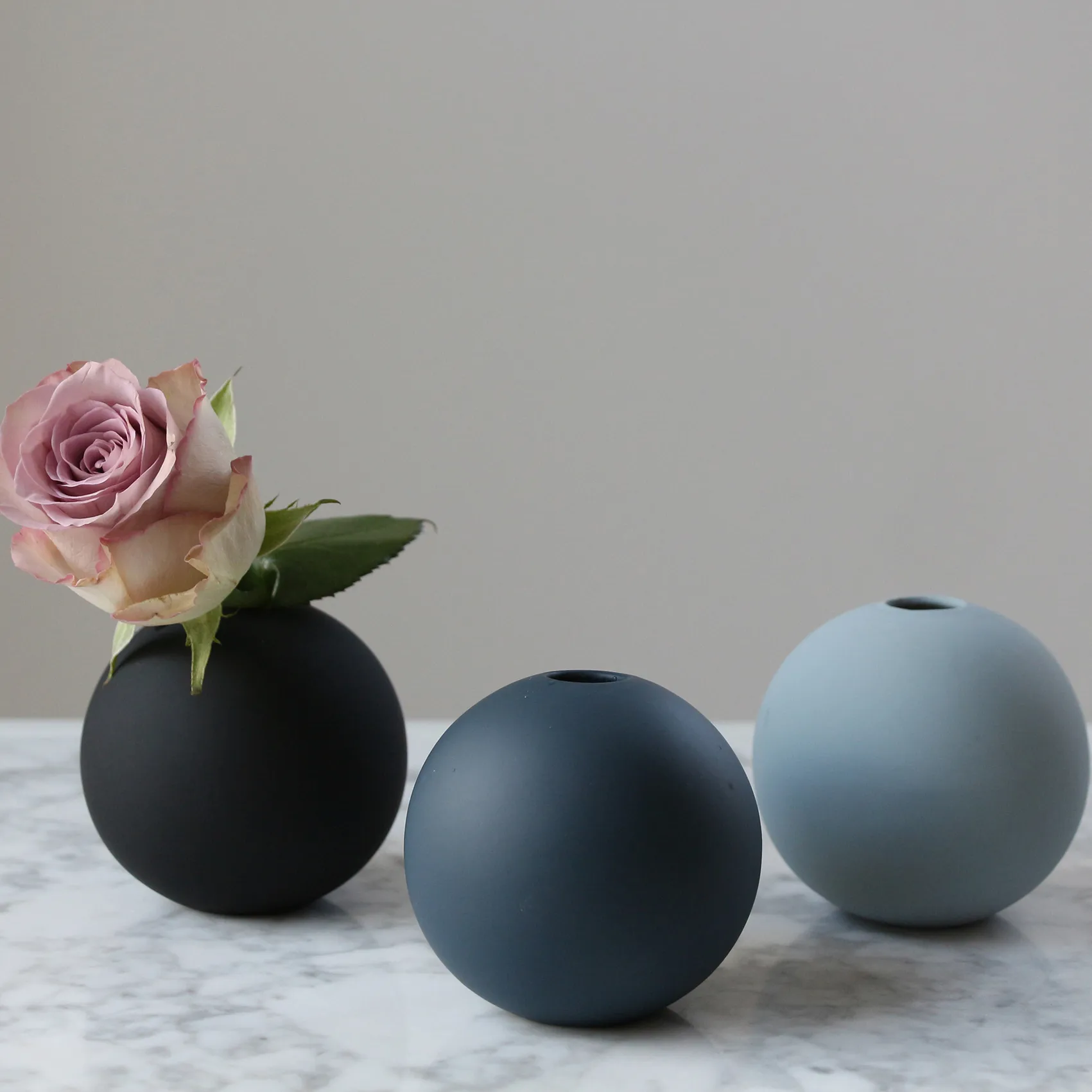 Ball Vase midnight blue, 8cm Cooee Design