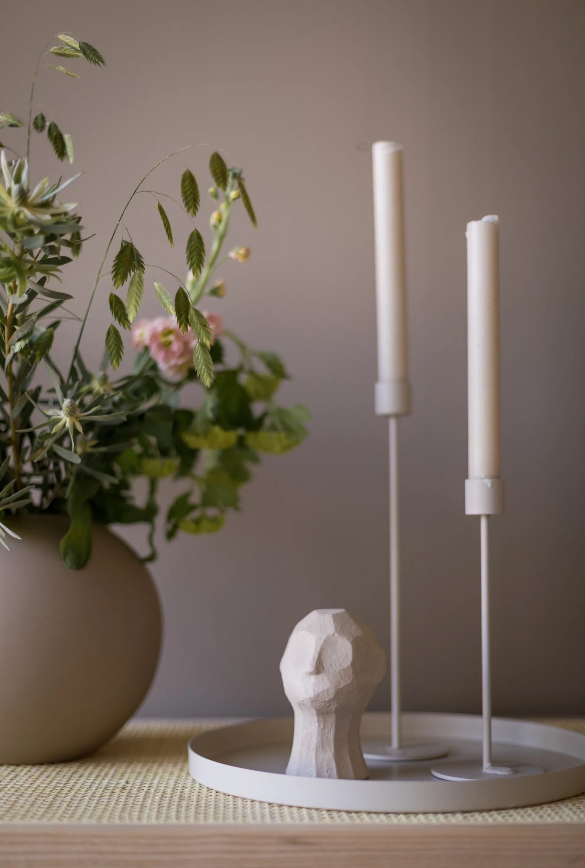 Benedict und Amal sculpture, Limestone Cooee Design