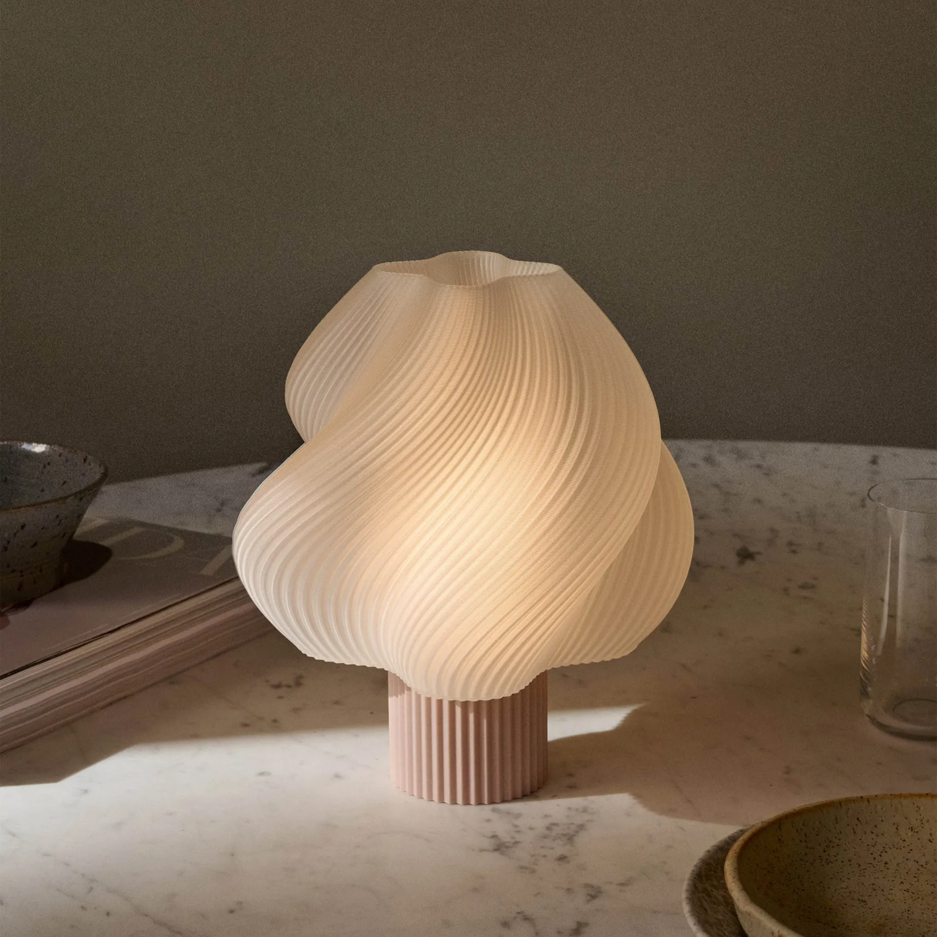 Soft Serve tragbare Tischleuchte, Walderdbeere, 23 cm Crème Atelier