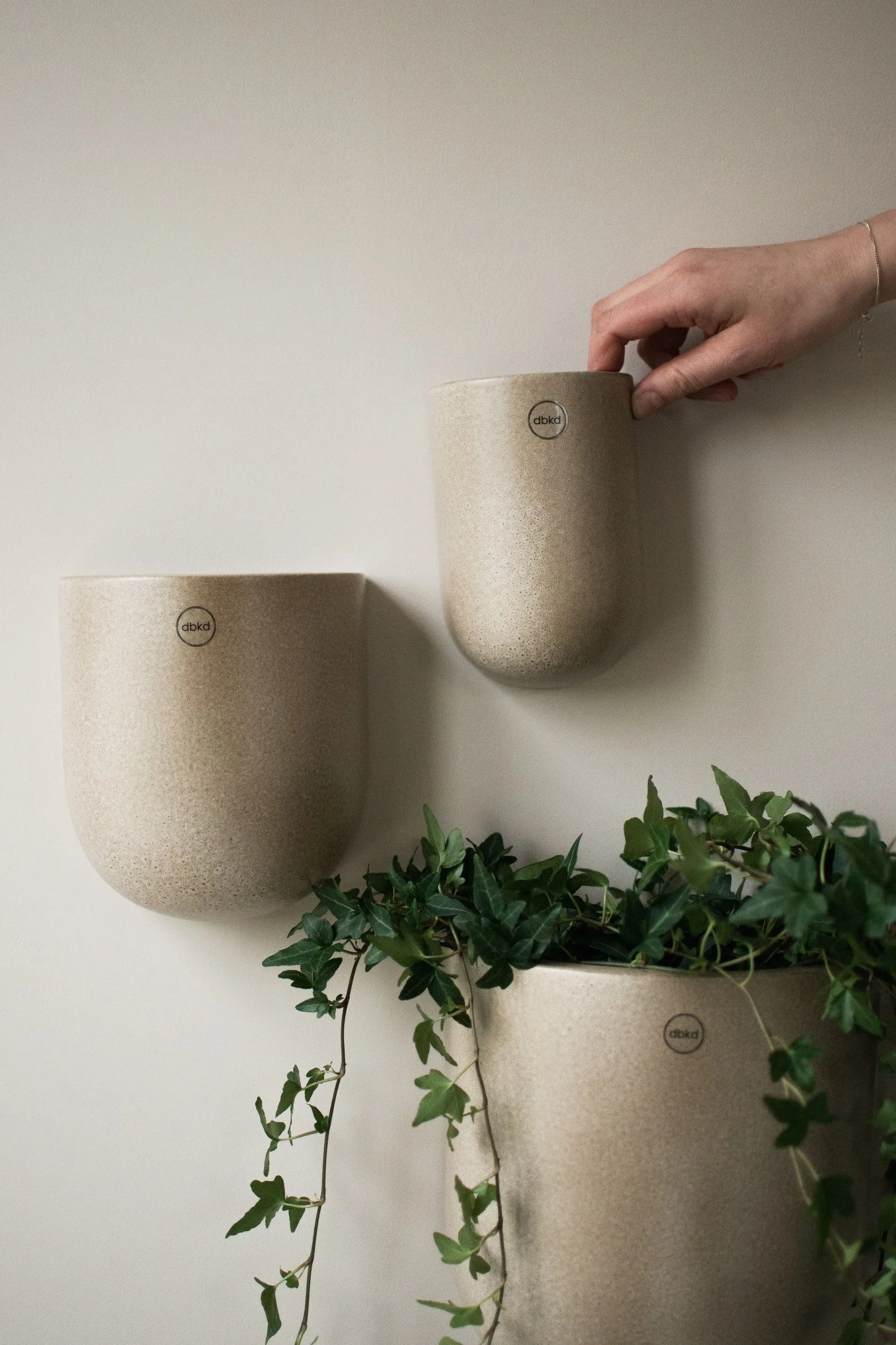Wandhngender Blumentopf beige | DBKD  NordicNest.de