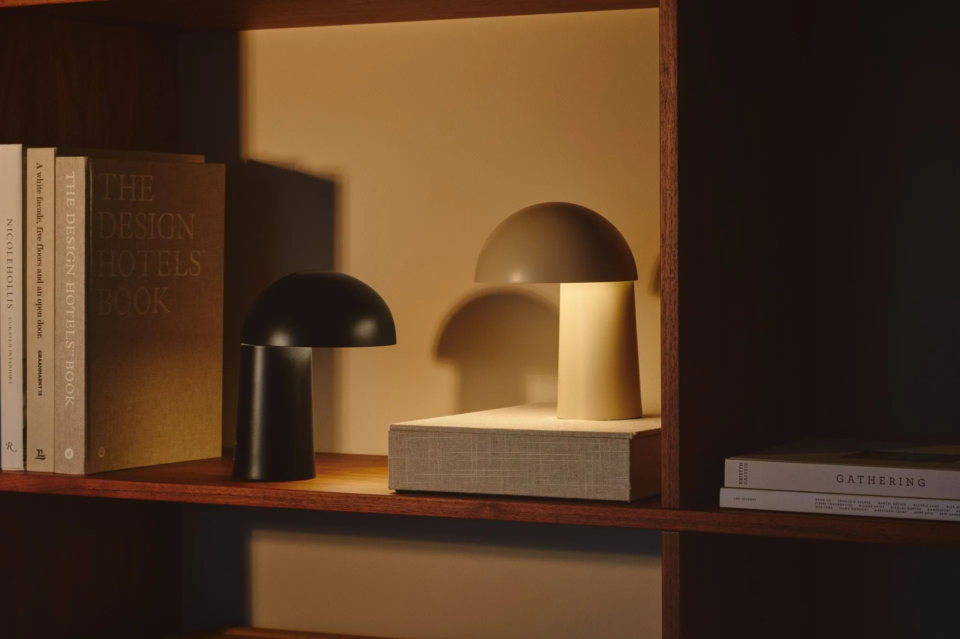 Faye tragbare Tischlampe, Beige Design For The People