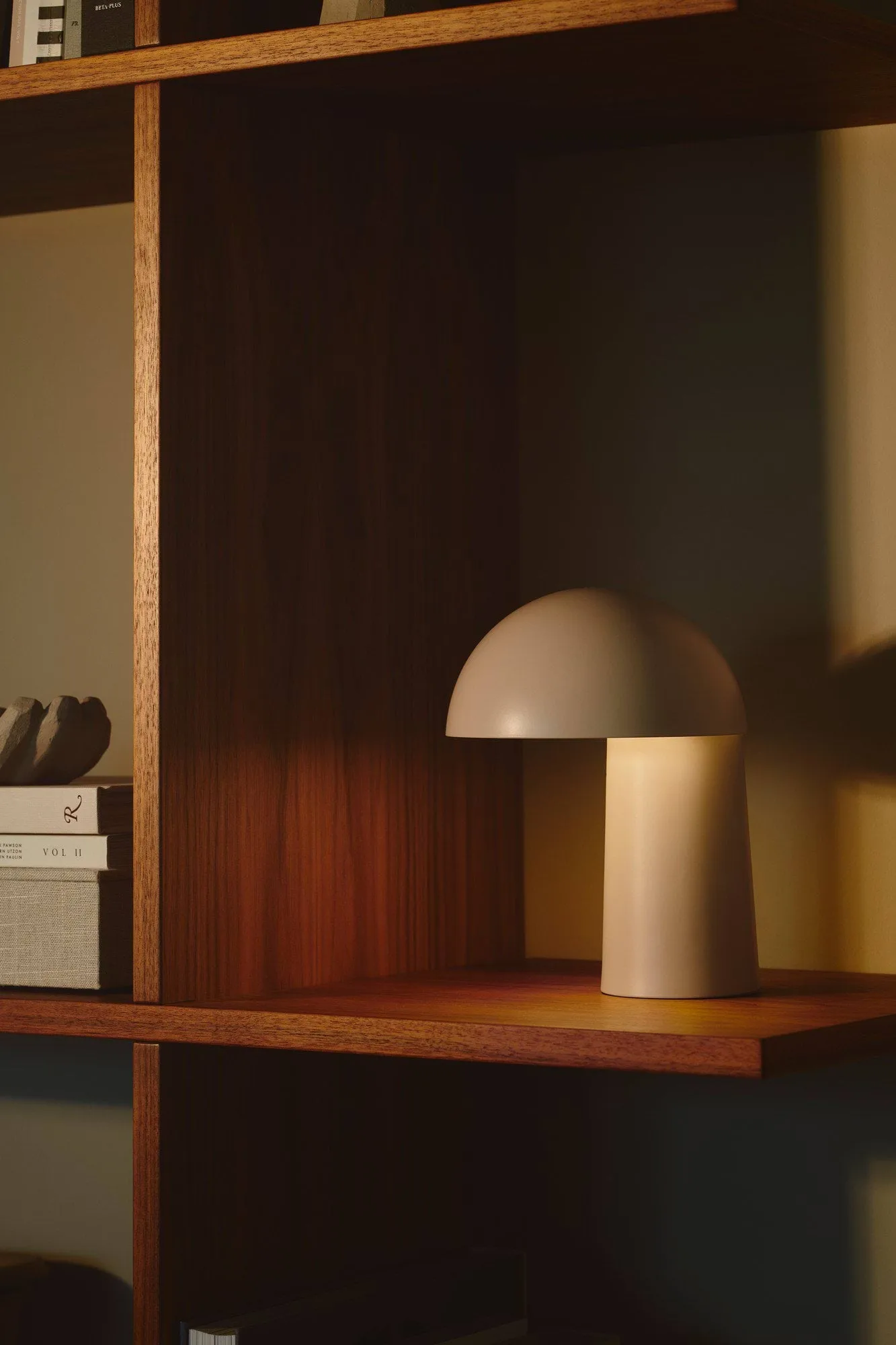 Faye tragbare Tischlampe, Beige Design For The People