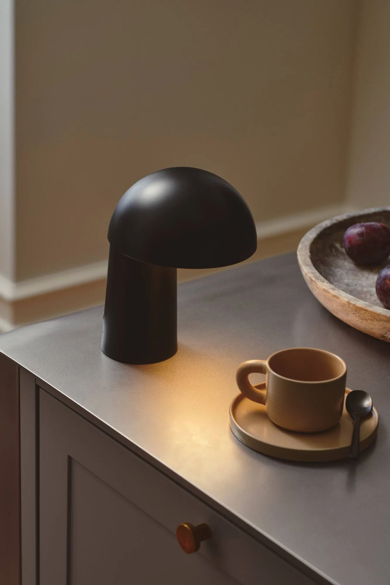 Faye tragbare Tischlampe, Schwarz Design For The People