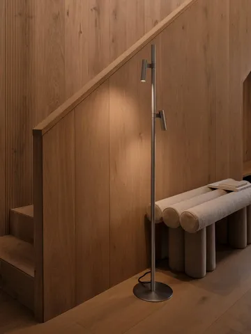 Makoto Stehleuchte - Satin verchromt, 150 cm - Design For The People