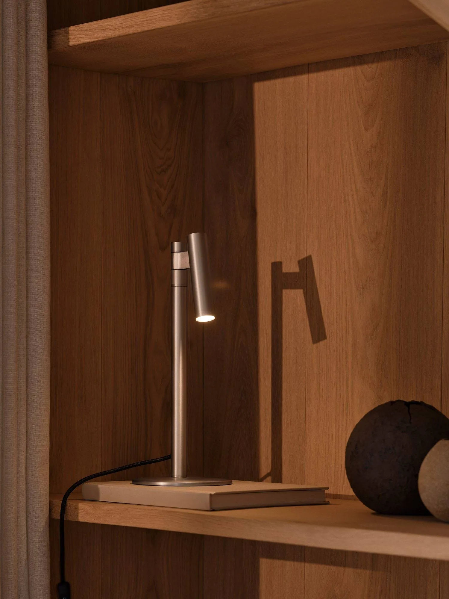 Makoto Tischlampe, Satin Chrom, 37 cm Design For The People