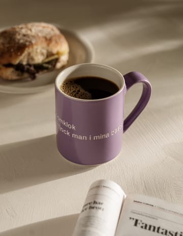 Astrid Lindgren Tasse, I am handsome - Lila-schwedisch - Design House Stockholm