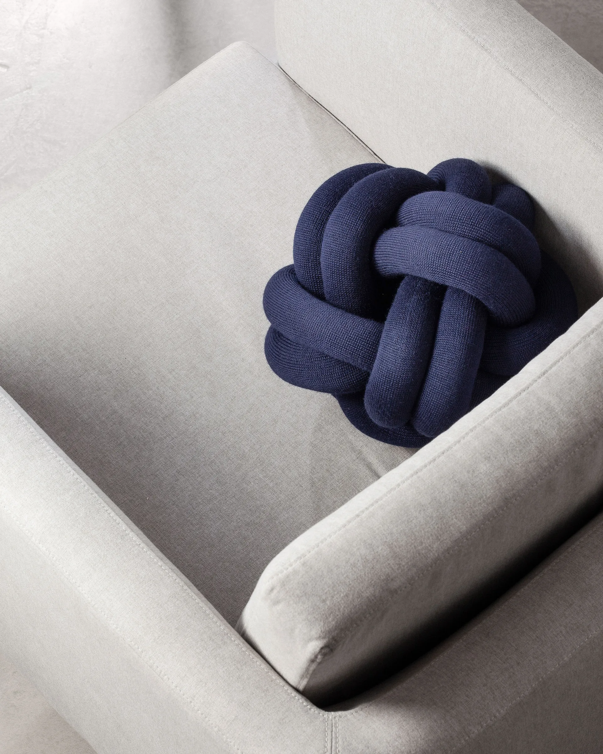 Knot Kissen, Marinblau-Messing Design House Stockholm