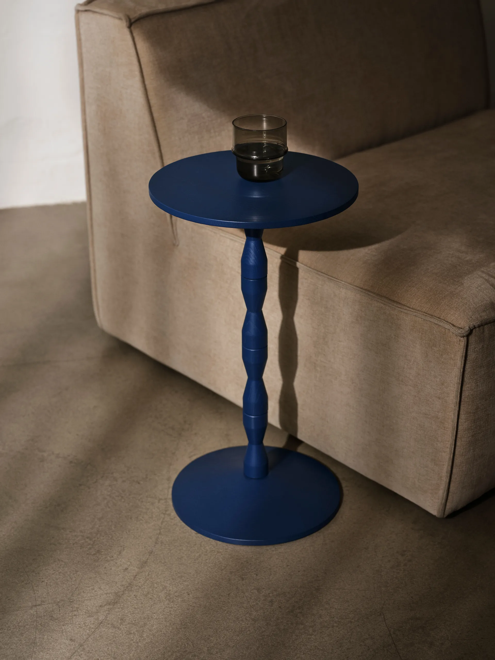 Pedestal Tisch Ø31 x 67,5cm, Blue Design House Stockholm