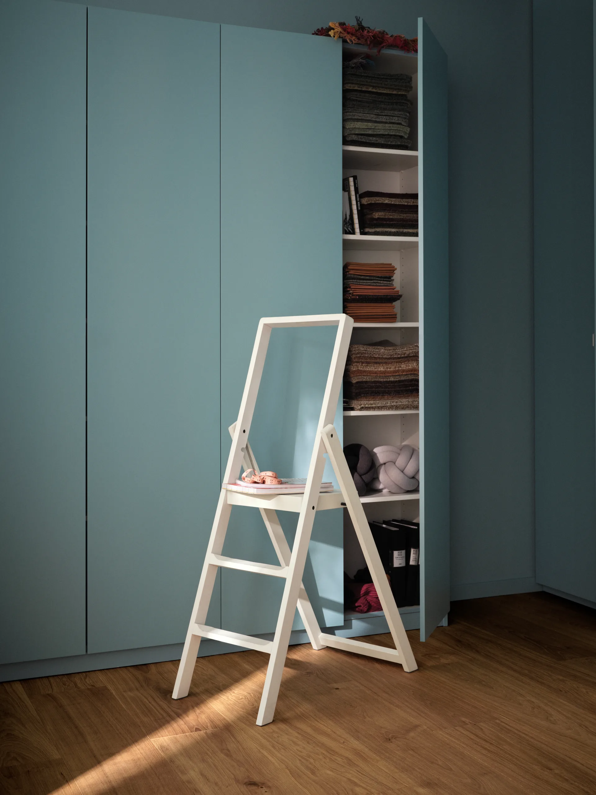 Step Leiter, Weißgebeizt Design House Stockholm