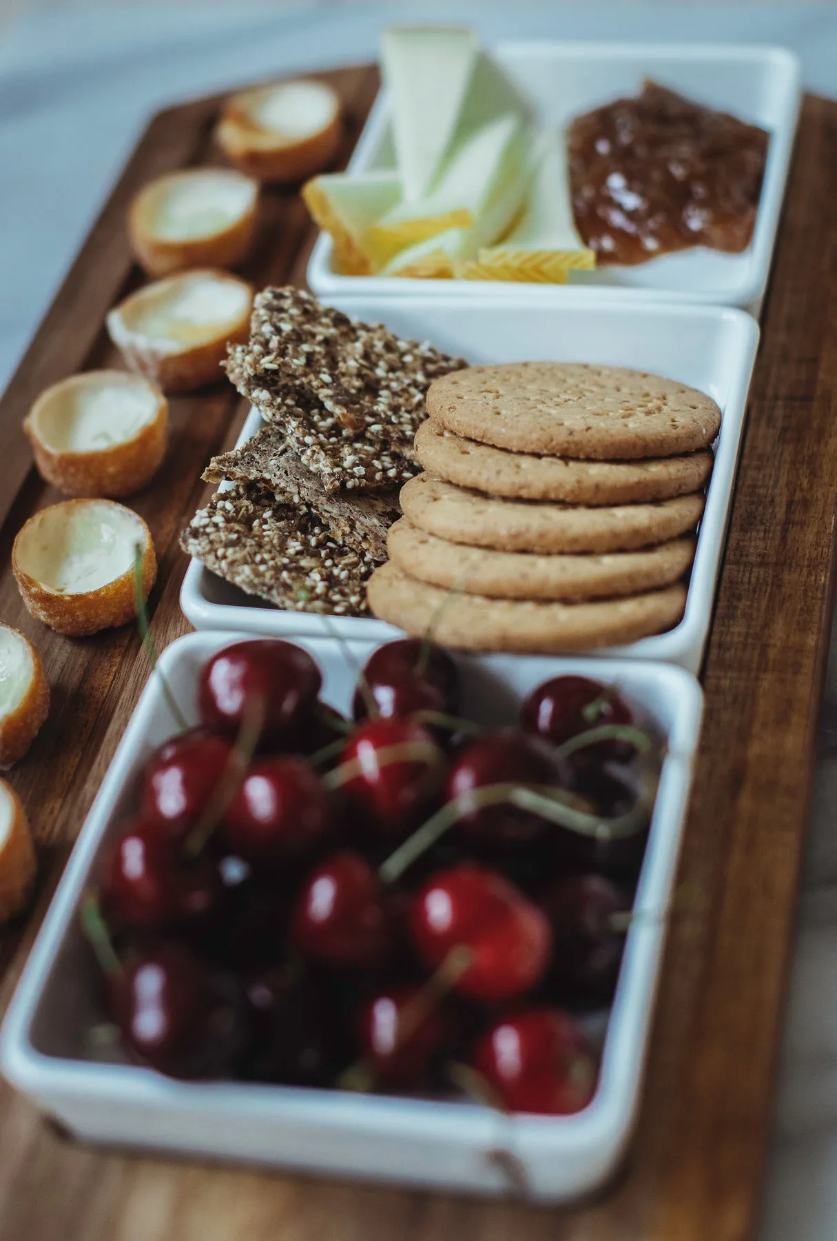 Selina Serviertablett + Schale 4 Teile, Akazie-weißes Porzellan Dorre