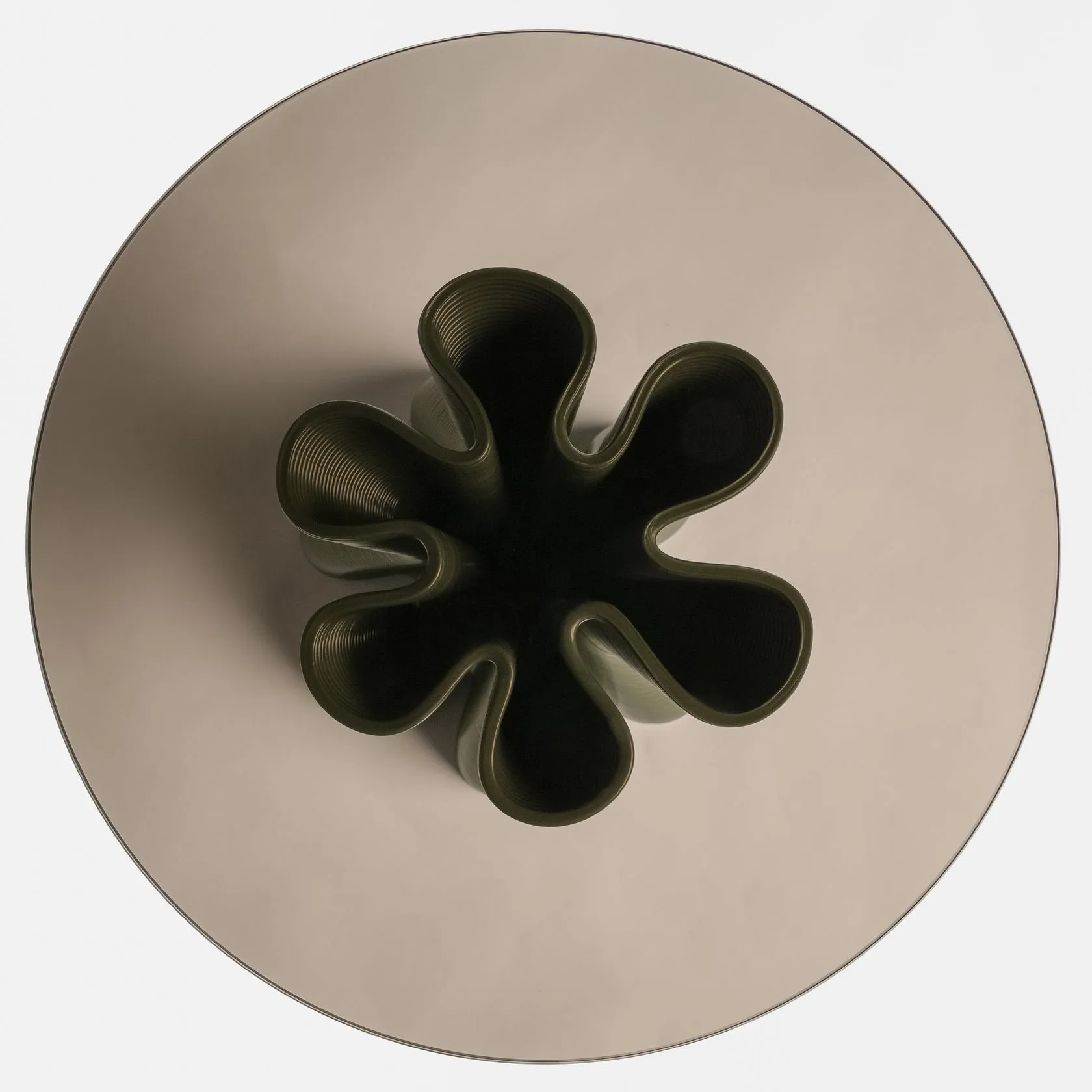 Anemone Beistelltisch Ø50 cm, Olive Ekbacken Studios