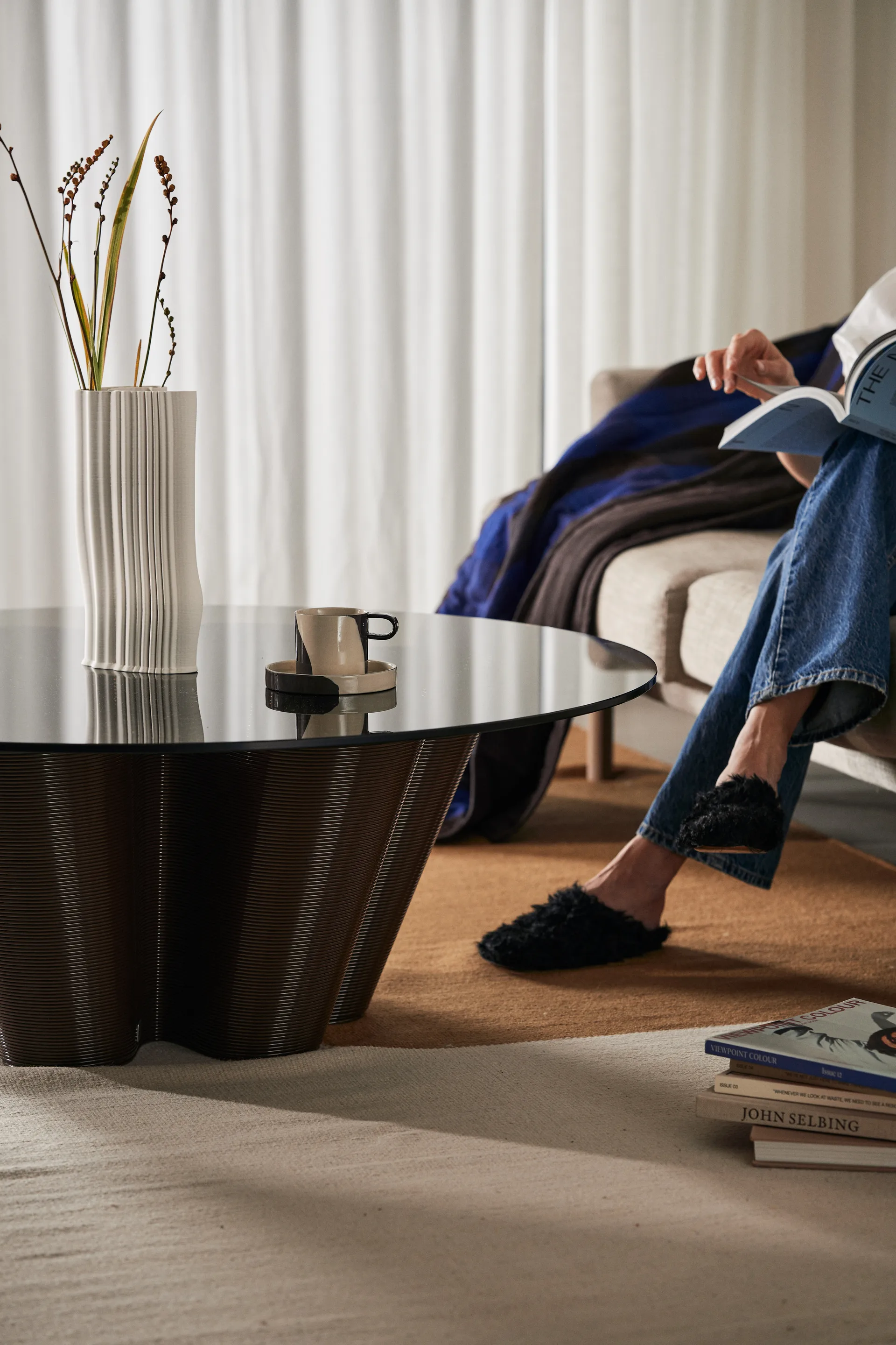 Anemone Couchtisch Ø110 cm, Chocolate Ekbacken Studios