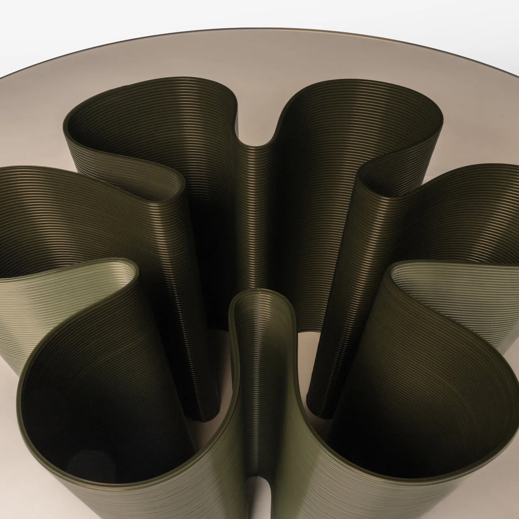 Anemone Couchtisch Ø110 cm, Olive Ekbacken Studios