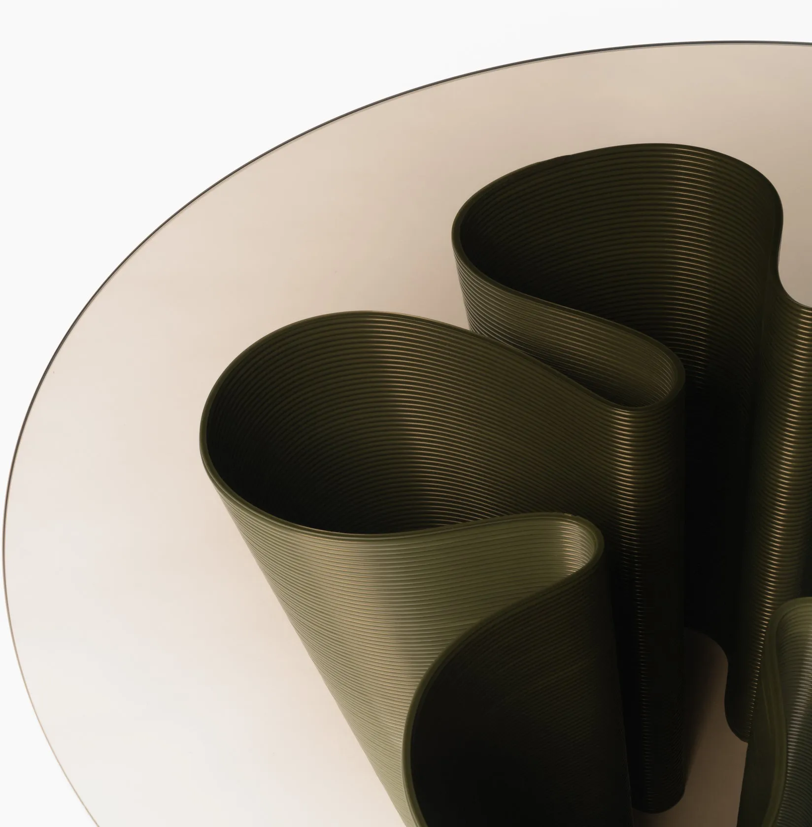 Anemone Couchtisch Ø110 cm, Olive Ekbacken Studios