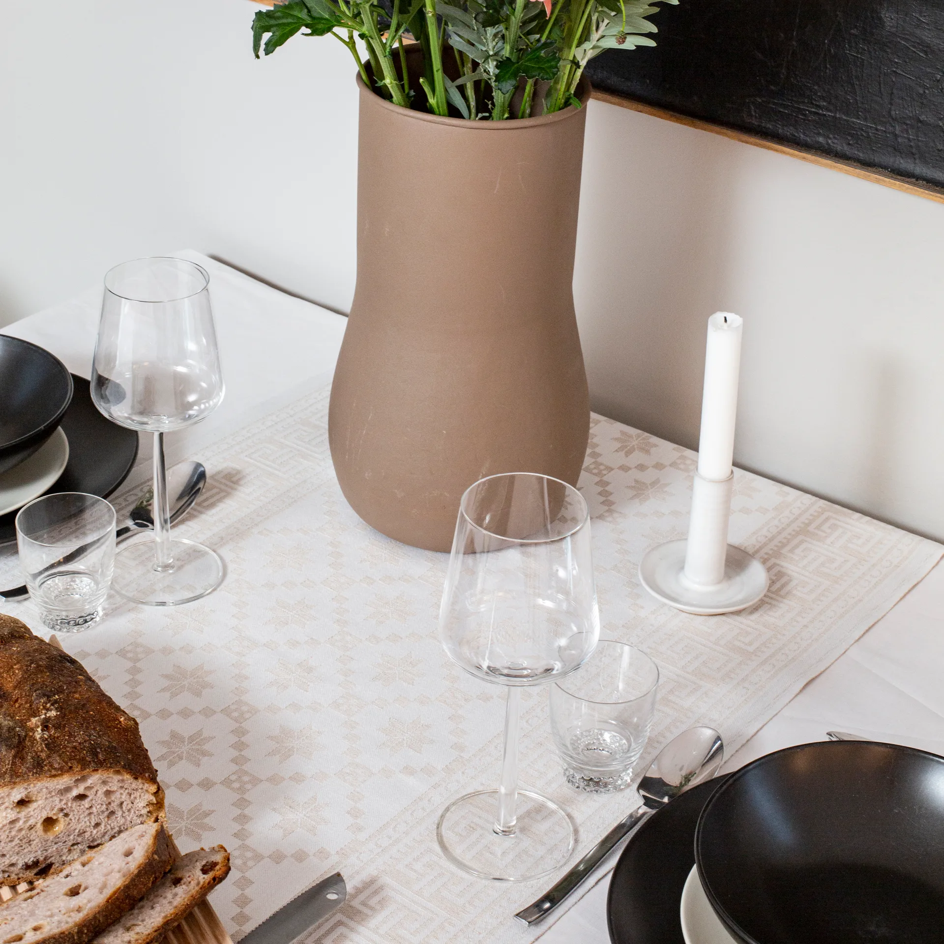 Åttebladrosa Tischläufer 50 x 150cm, Beige Ekelund Linneväveri