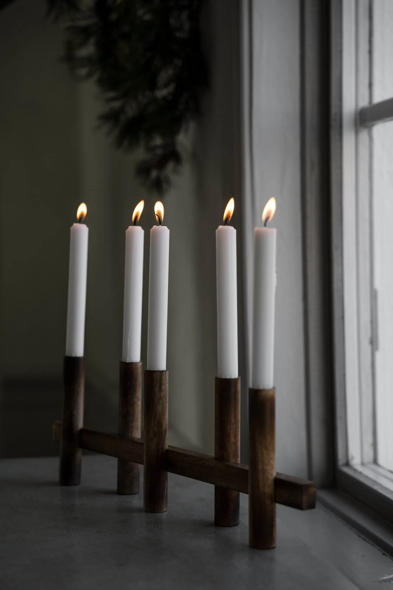 Ernst Kerzenständer 5-flammig, Dunkles Holz ERNST