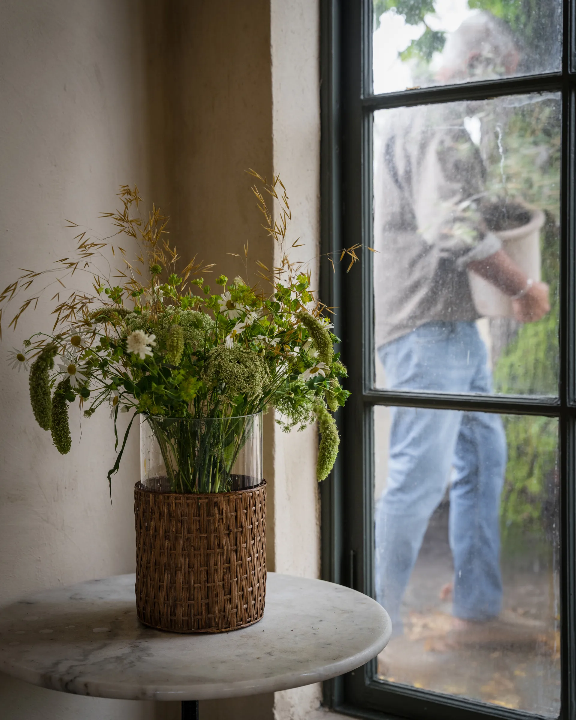 Ernst Vase/Windlicht im Korb, Dunkelbraun, Ø18×30 cm ERNST
