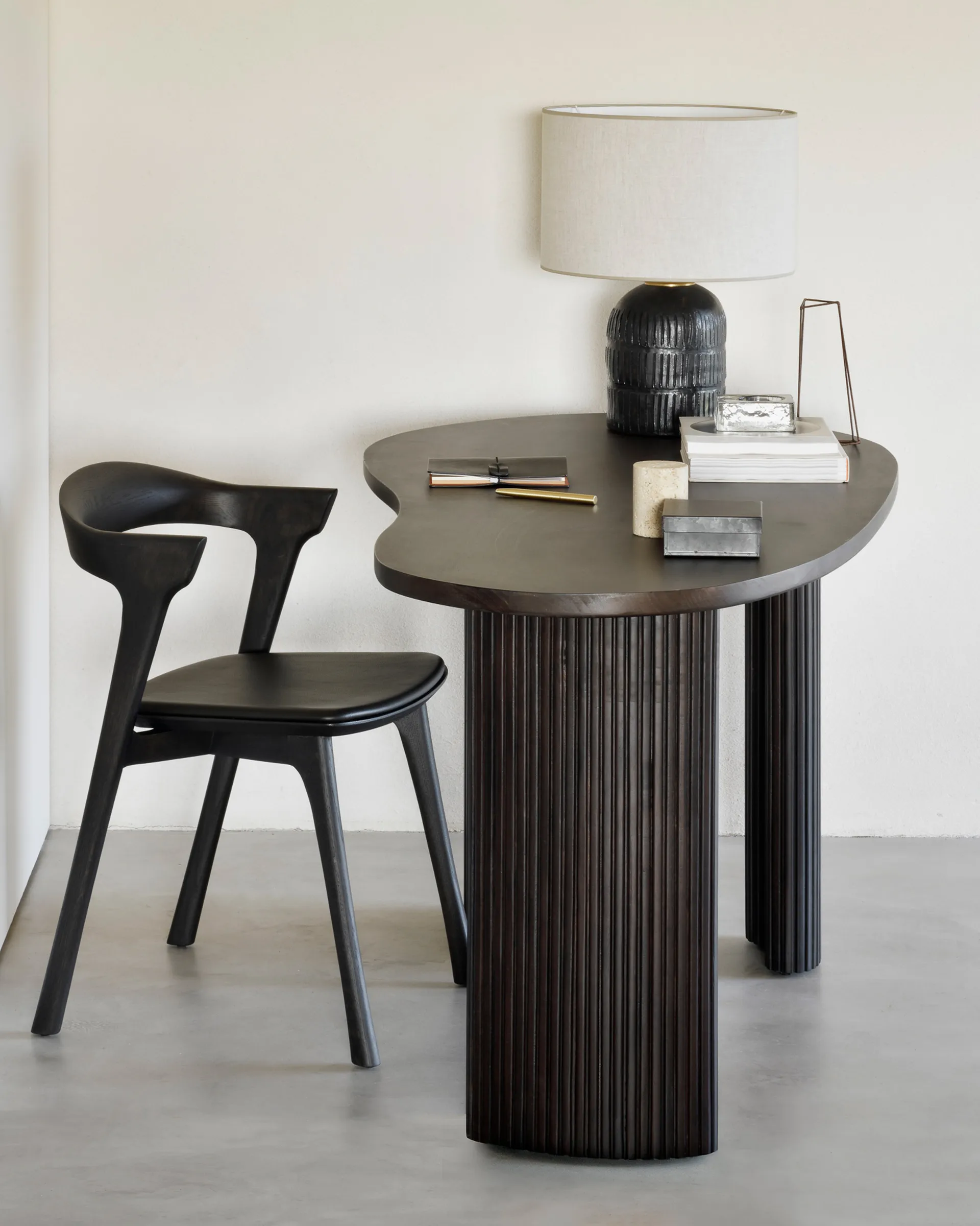 Boomerang Schreibtisch, Dunkelbraun gebeizte Mahagony, 160x83x76 cm Ethnicraft