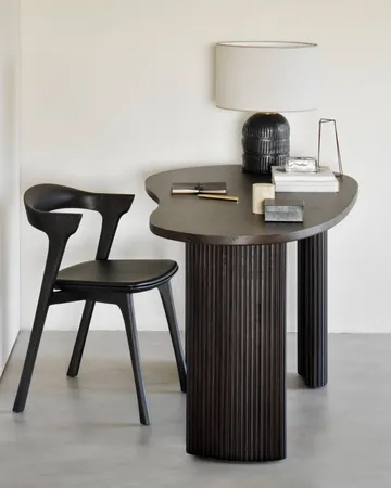 Boomerang Schreibtisch - Dunkelbraun gebeizte Mahagony, 160x83x76 cm - Ethnicraft