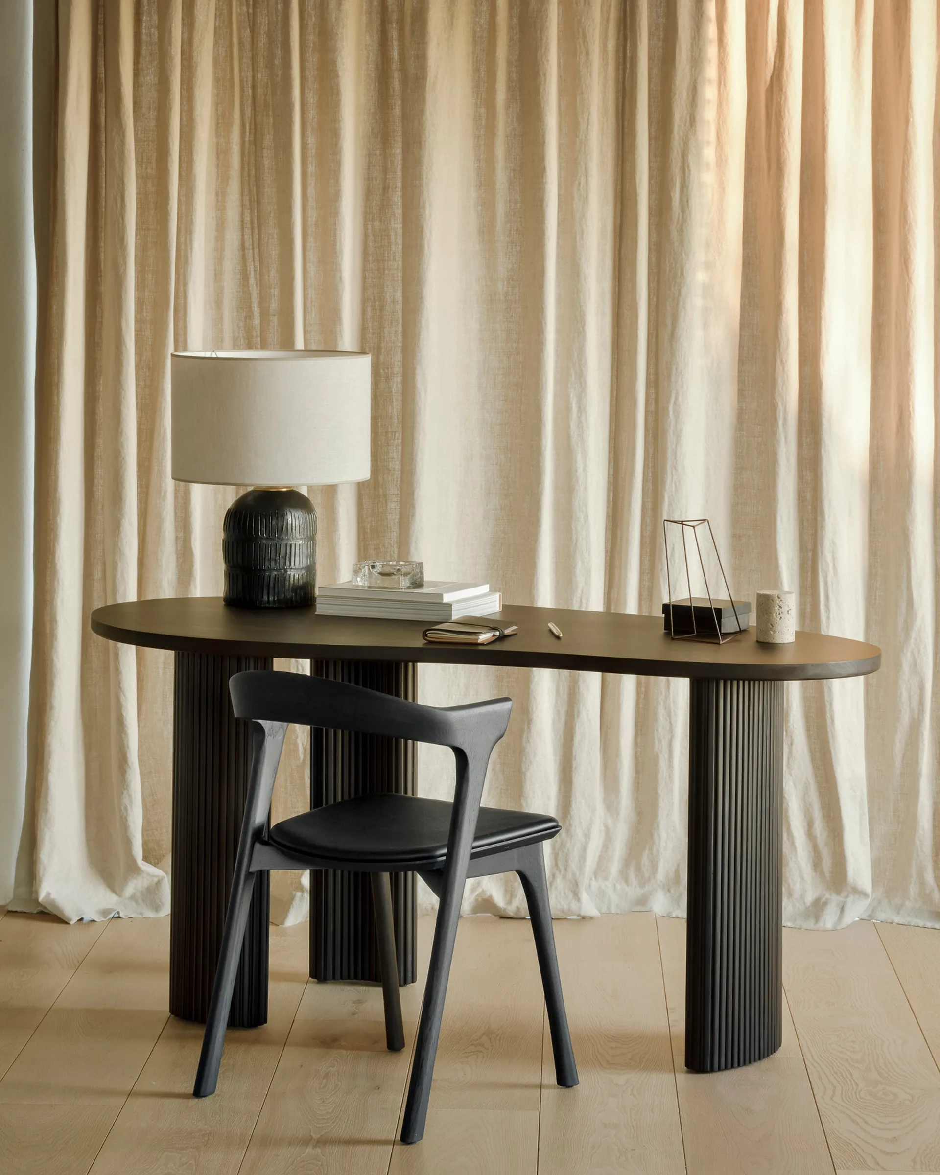 Boomerang Schreibtisch, Dunkelbraun gebeizte Mahagony, 160x83x76 cm Ethnicraft