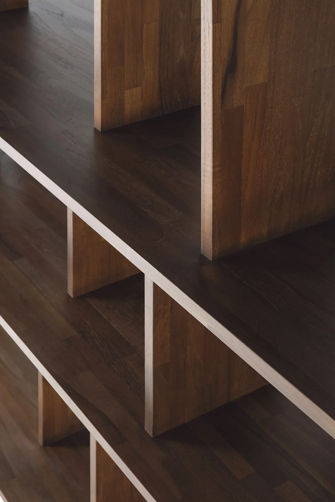 Irregular Regal, Dunkel gebeizt Teak large Ethnicraft