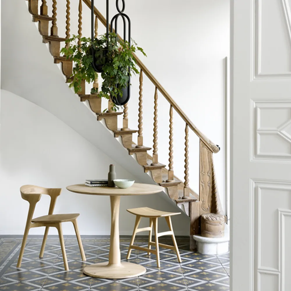 Torsion-Esstisch, Schwarz gebeizte Eiche, Ø70 cm Ethnicraft