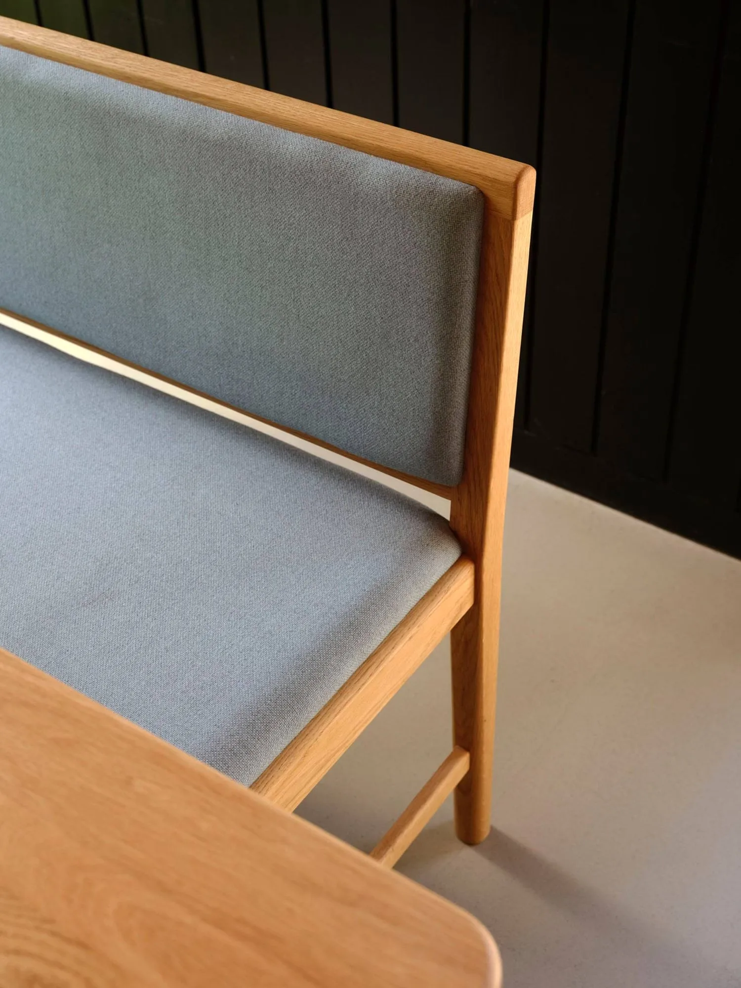 J176 Sønderborg Bank, Lackierte Eiche-ploegwool blue FDB Møbler
