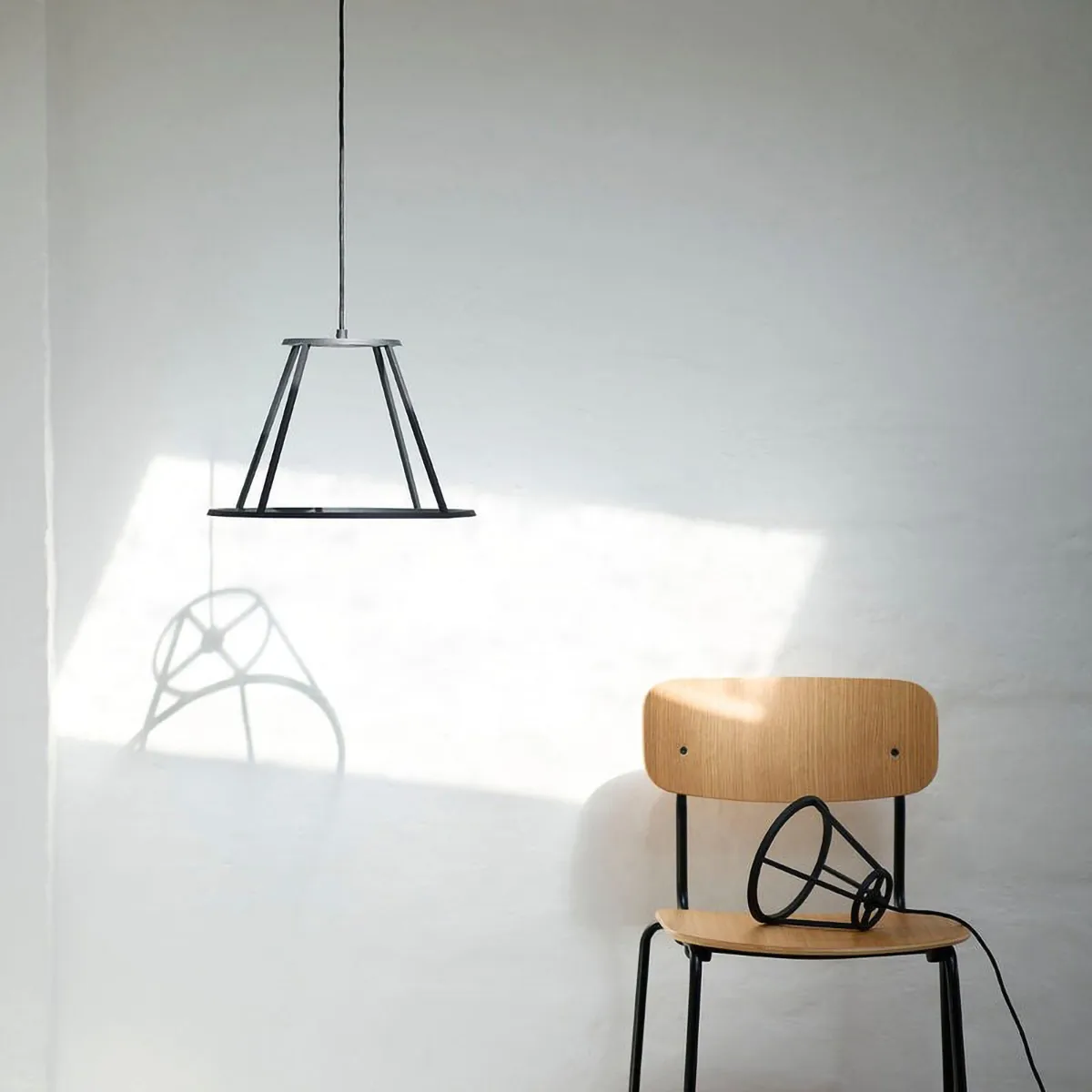 J182 Holmen Stuhl 4-teilig, Oak Furnier-black legs FDB Møbler