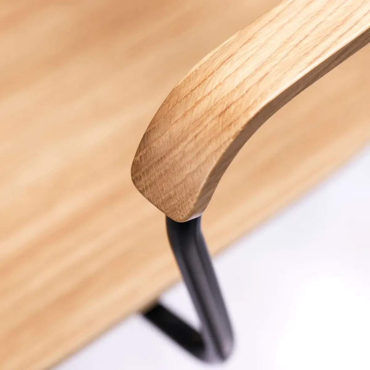 J183 Holmen Armlehnstuhl 4-teilig, Oak Furnier-black legs FDB Møbler