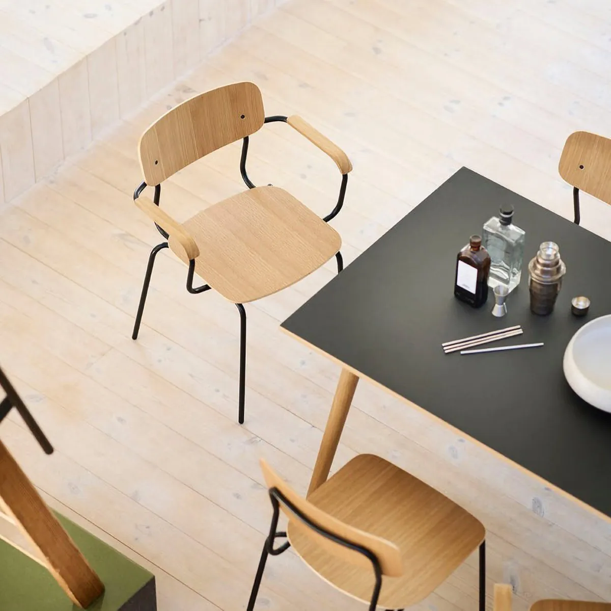 J183 Holmen Armlehnstuhl 4-teilig, Oak Furnier-black legs FDB Møbler