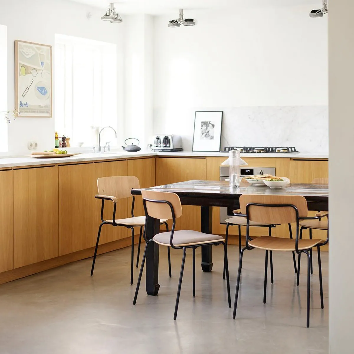 J183 Holmen Armlehnstuhl 4-teilig, Oak Furnier-black legs FDB Møbler