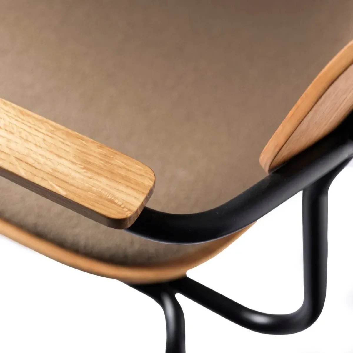 J183 Holmen Armlehnstuhl, Oak Furnier-black legs-taupe FDB Møbler