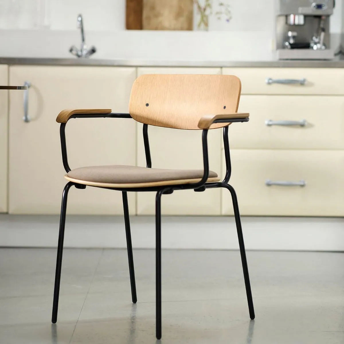 J183 Holmen Armlehnstuhl, Oak Furnier-black legs-taupe FDB Møbler