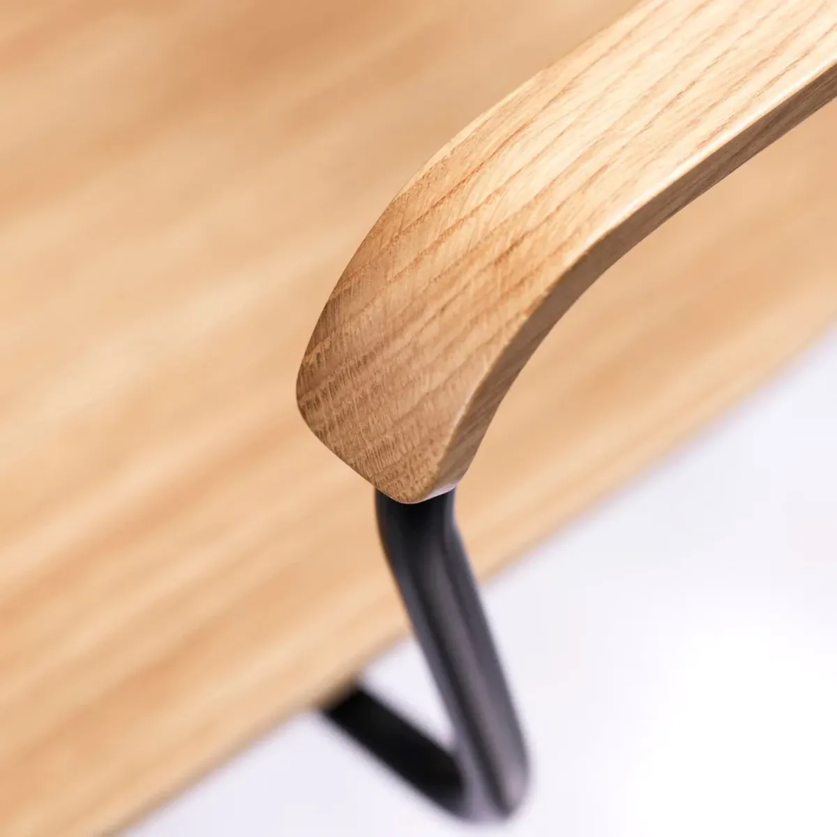 J183 Holmen Armlehnstuhl, Oak Furnier-black legs FDB Møbler