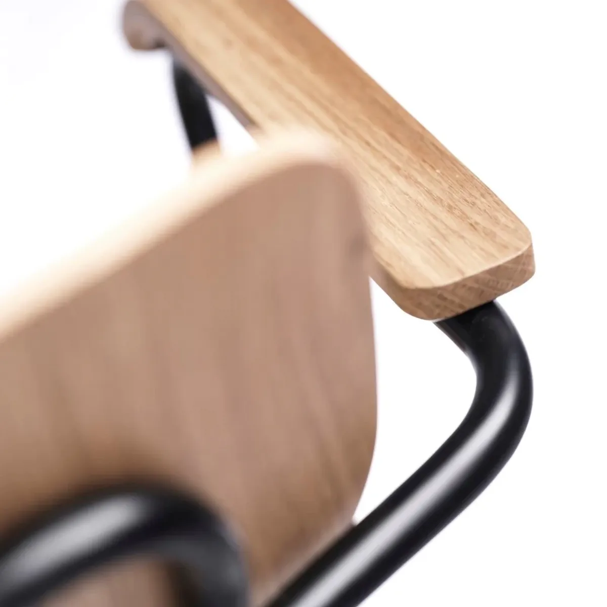 J183 Holmen Armlehnstuhl, Oak Furnier-black legs FDB Møbler