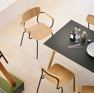 J183 Holmen Armlehnstuhl - Oak Furnier-black legs - FDB Møbler