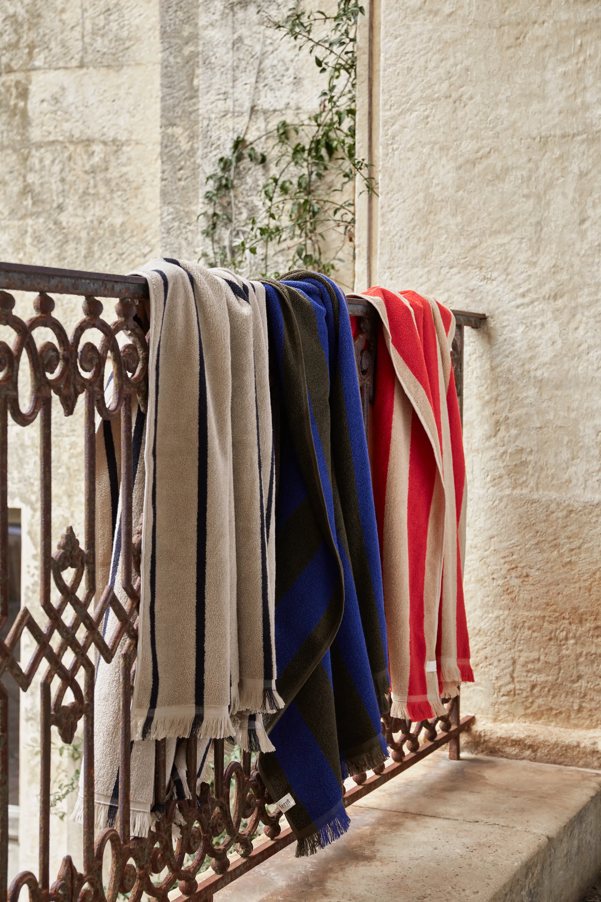 Alee Badetuch 100 x 150cm, Sand-Black Ferm Living