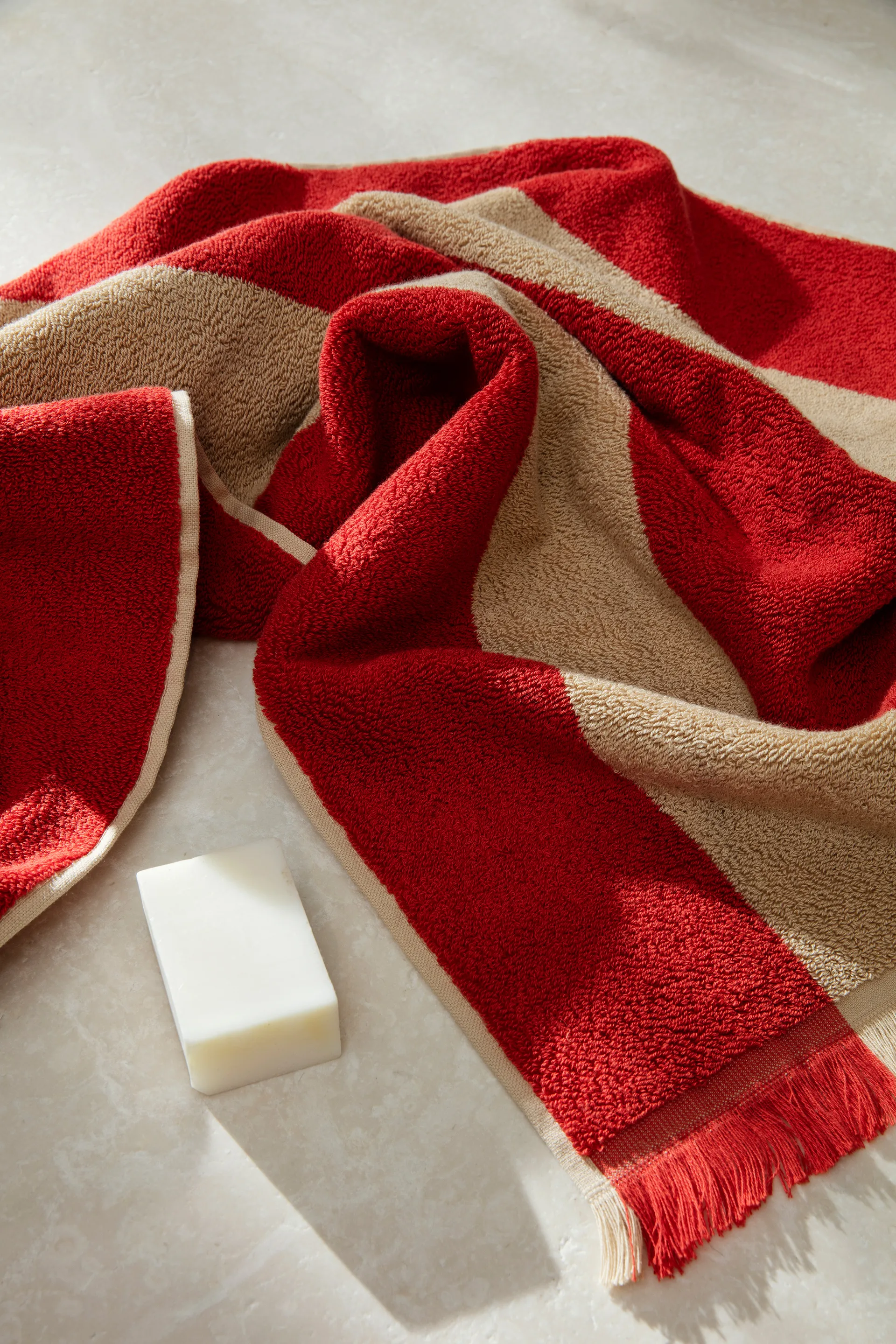 Alee Handtuch 50 x 100cm, Light camel-red Ferm Living