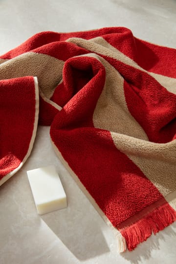 Alee Handtuch 50 x 100cm - Light camel-red - Ferm Living