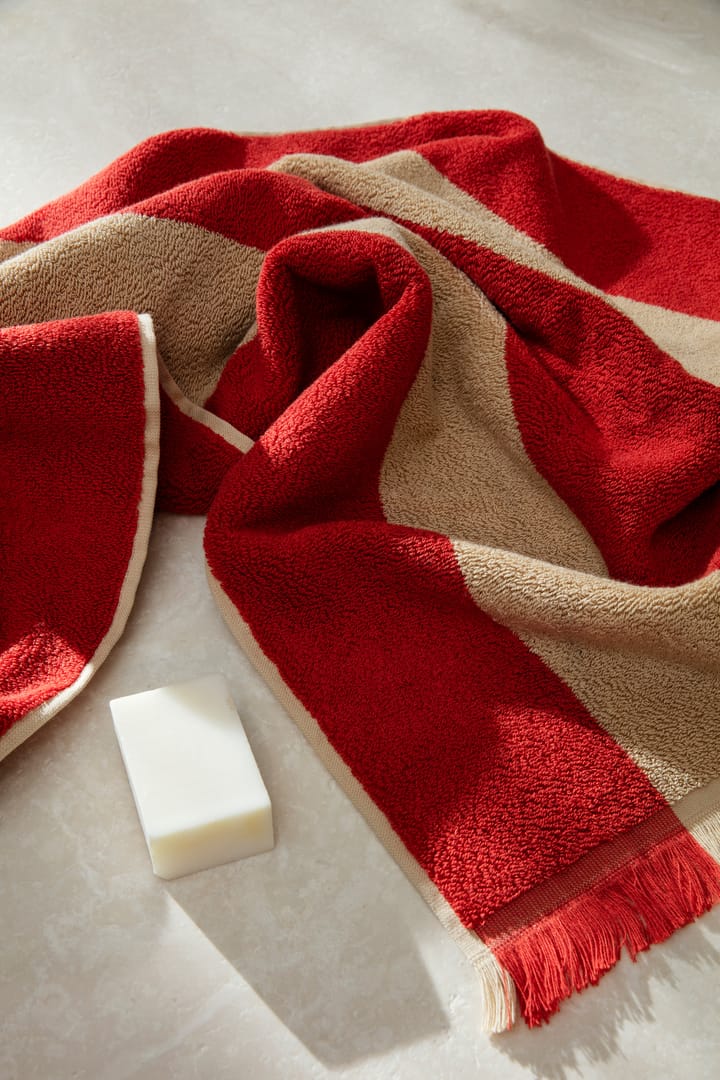 Alee Handtuch 50 x 100cm, Light camel-red Ferm Living