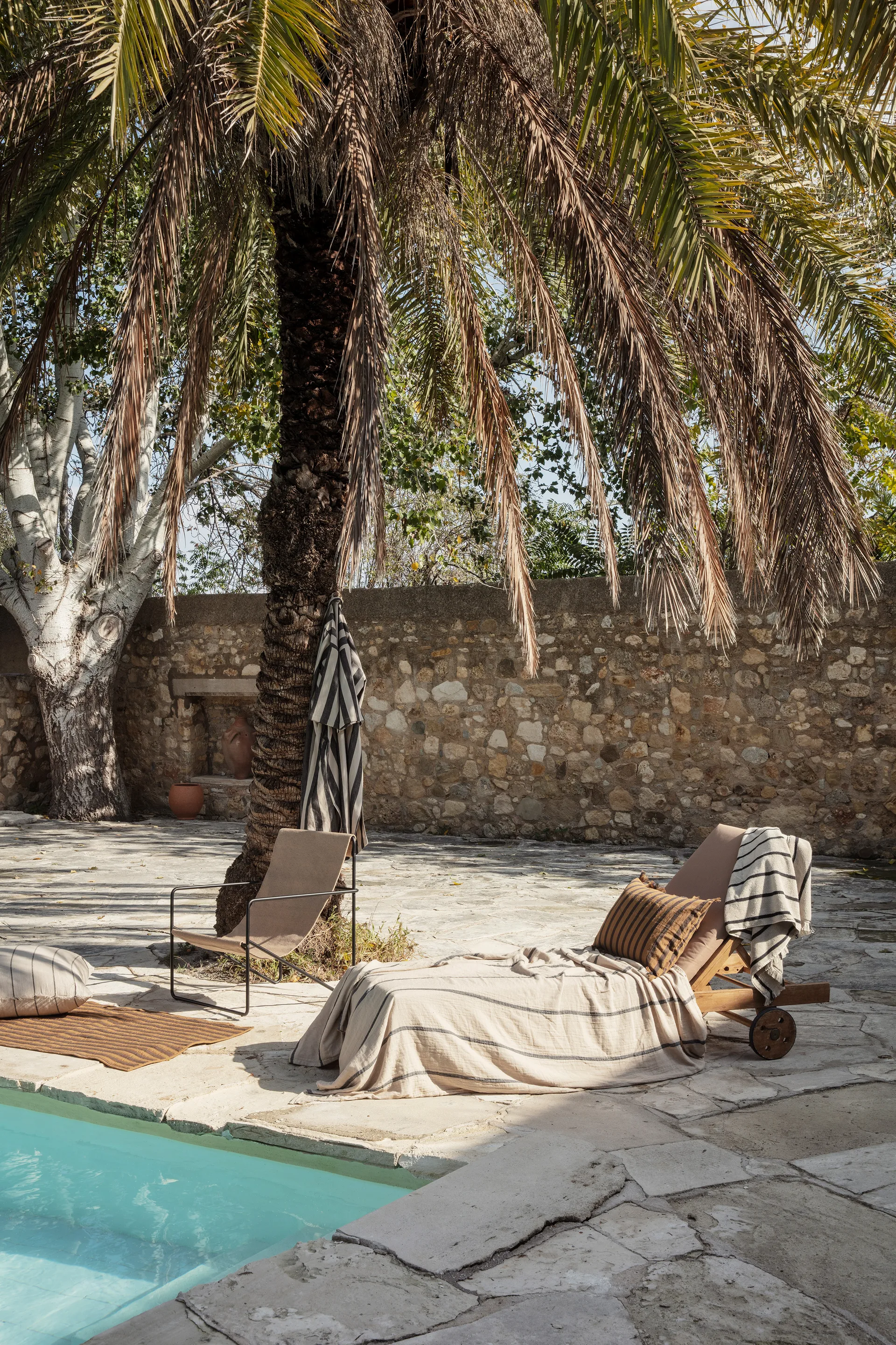 Alee Handtuch 70 x 140cm, Sand-black Ferm Living