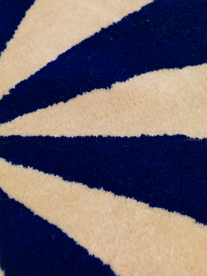 Arch handgetufteter Teppich Ø130cm - Bright blue-Off white - ferm LIVING