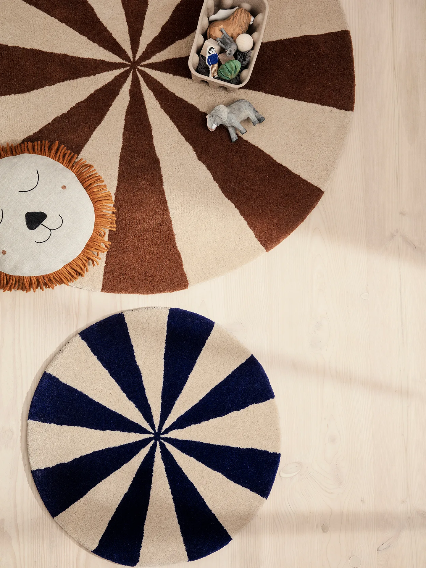 Arch handgetufteter Teppich Ø70cm, Bright blue-Off white Ferm Living