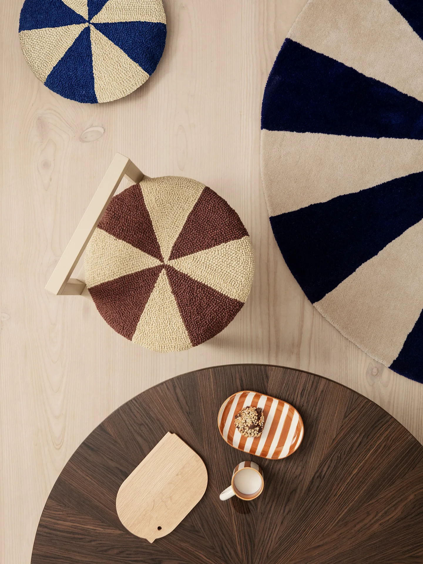 Arch rundes Kissen Ø40cm, Bright blue-Off white Ferm Living