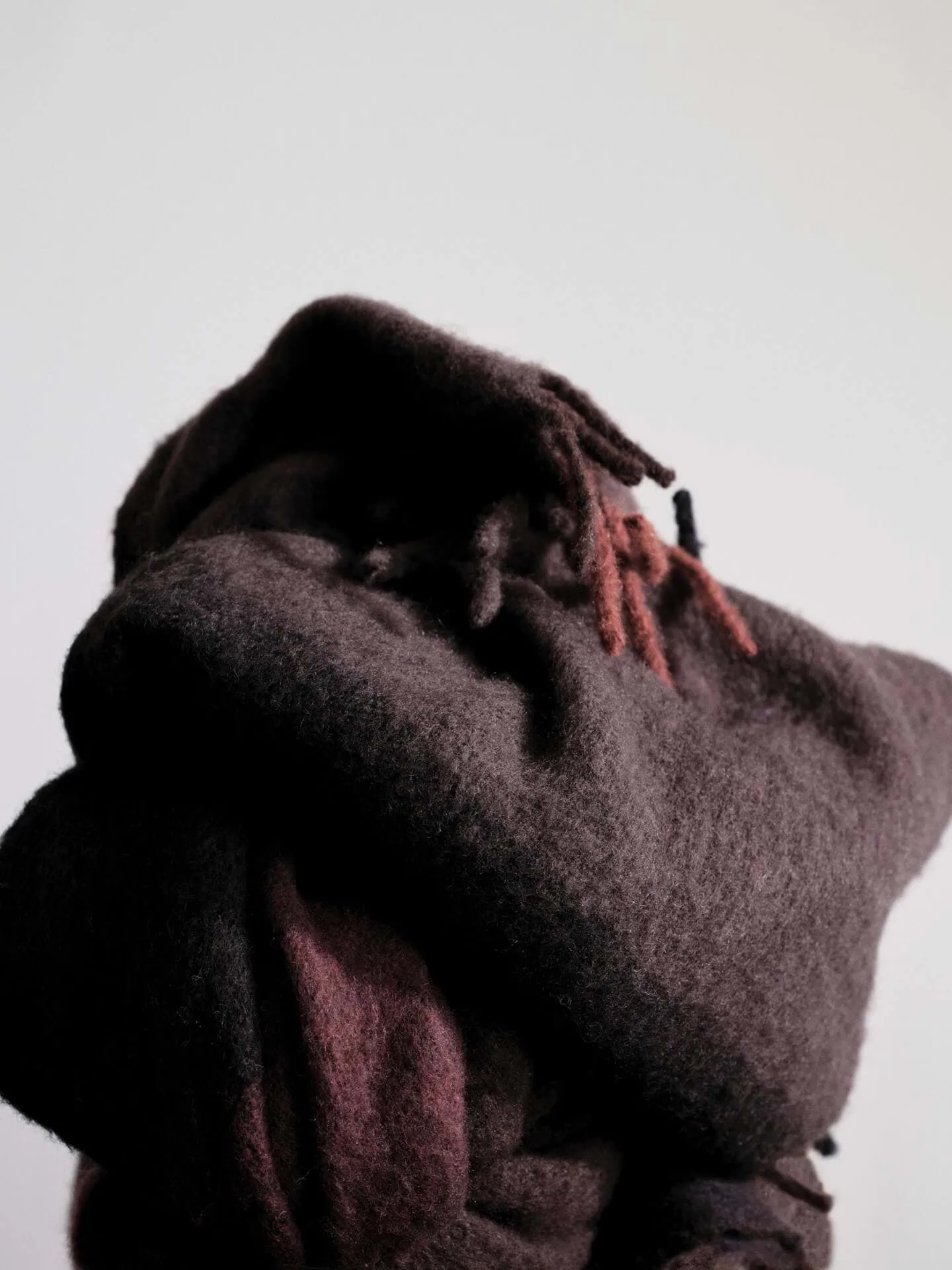 Blur Mohair-Decke, Dark chocolate-Oxidrot, 130x170 cm Ferm Living